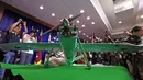 Militer Korea Selatan memperlihatkan pesawat tak berawak atau drone milik Korea Utara di Seoul, Rabu (21/6). Saat ditemukan drone itu mengambil foto udara dari sebuah situs sistem pertahanan anti-rudal AS di wilayah selatan Korsel. (YONHAP / AFP)
