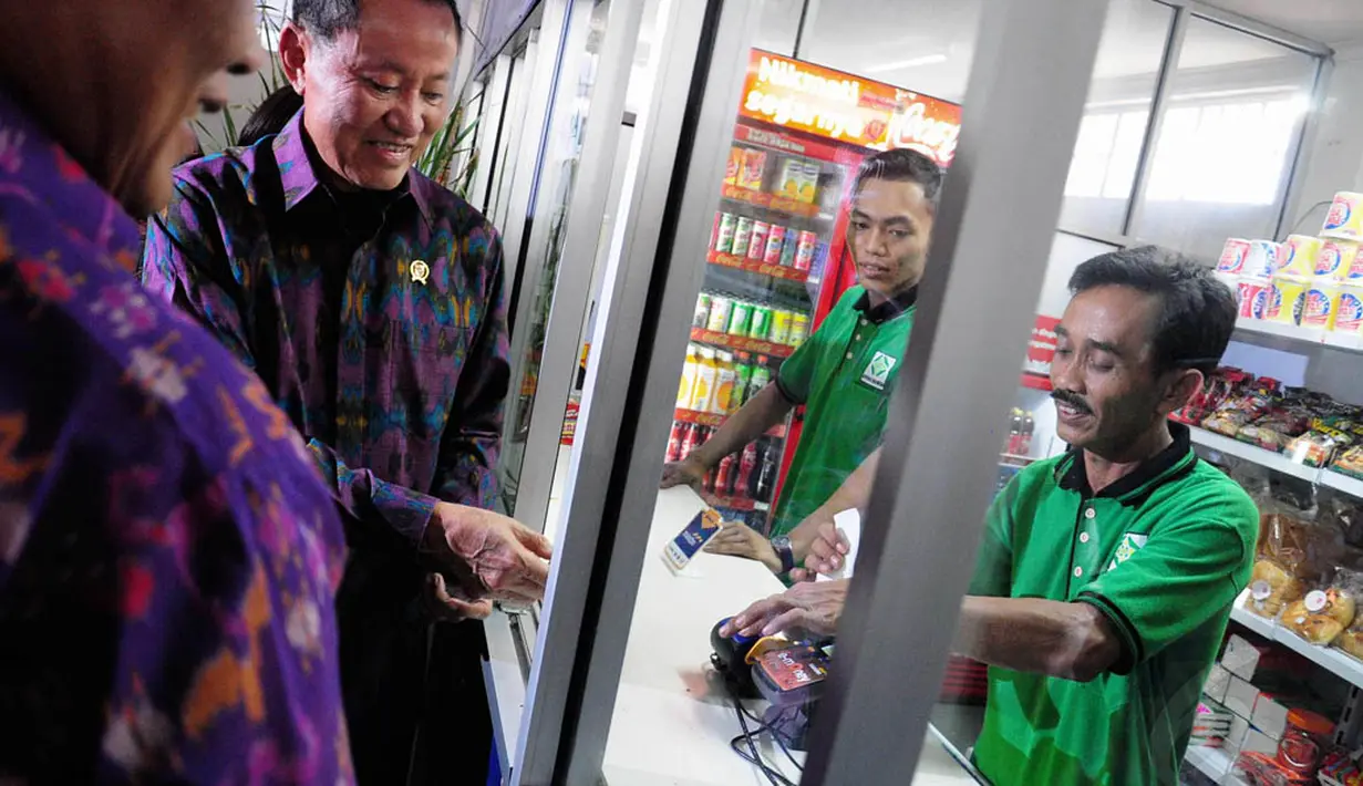 Usai meresmikan e-money, Menteri Hukum dan HAM Amir Syamsudin mencoba melakukan transaksi di minimarket yang ada, Jakarta, Jumat (20/6/14). (Liputan6.com/Faizal Fanani)