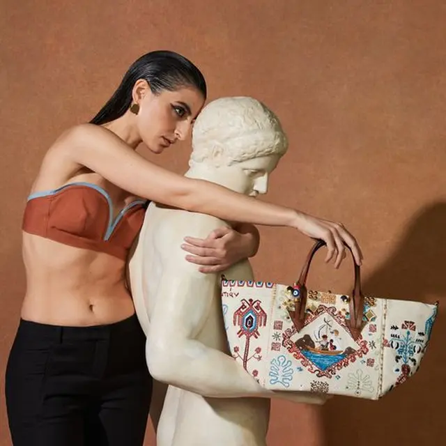 Selebrasi Perjalanan Christian Louboutin Lewat Greekaba, Koleksi Bernuansa Yunani Kuno yang Unik