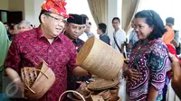 Menteri Koperasi dan UKM Puspayoga melihat hasil produksi wirausaha pemula saat sinergi program pembiayaan Kementerian Koperasi dan UMK dengan pemerintah daerah Provinsi Nusa Tenggara Barat, Lombok, Jumat (12/5). (Liputan6.com/Angga Yuniar)
