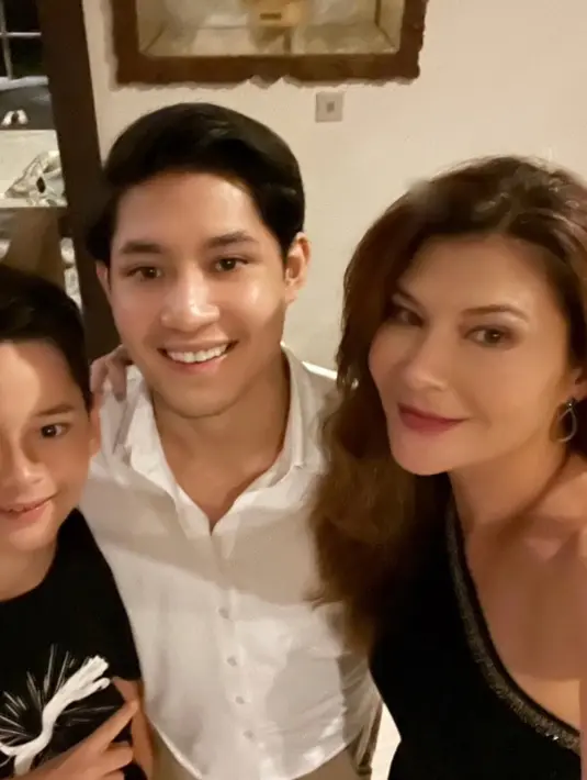 Semuanya good-looking, banyak netizen yang kagum dengan keluarga yang satu ini. [Instagram @tamarablezynski]