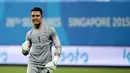 Ekspresi penjaga gawang timnas Indonesia U-23, Teguh Amiruddin saat memastikan kemenangan atas Kamboja di penyisihan Grup A Sea Games 2015 di Stadion Jalan Besar, Singapura, Sabtu (6/6/2015). Indonesia unggul 6-1. (Liputan6.com/Helmi Fithriansyah)