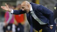 Gaya pelatih Inter Milan, Luciano Spalletti memberikan instruksi saat timnya melawan Cagliari pada lanjutan Serie A di San Siro stadium, Milan, (17/4/2018). Inter menang 4-0. (AP/Antonio Calanni)