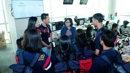 Sejumlah peserta finalis berdiskusi saat media tour ke redaksi berita di Sctv Tower, Jakarta (15/11). Finalis Citizen Journalist Academy Energi Muda Pertamina berasal dari 3 kota Semarang, Balikpapan dan Jakarta. (Liputan6.com/Helmi Afandi)