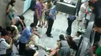 Hanya karena seorang wanita pingsan di stasiun kereta bawah tanah,ratusan penumpang kereta di Cina berdesak-desakkan lari keluar stasiun.Mereka mengira ada serangan teroris yang sedang terjaji.Salah seorang penumpang yang berteriak dan membuat semua ...