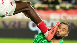 Insiden terjadi di menit ke-22 ketika Singo, bek sayap Monaco, berusaha melewati Donnarumma di dalam kotak penalti PSG. Dalam upayanya menutup ruang gerak lawan, Donnarumma justru terhantam sepatu Singo tepat di wajah. (AFP/Valery Hache)