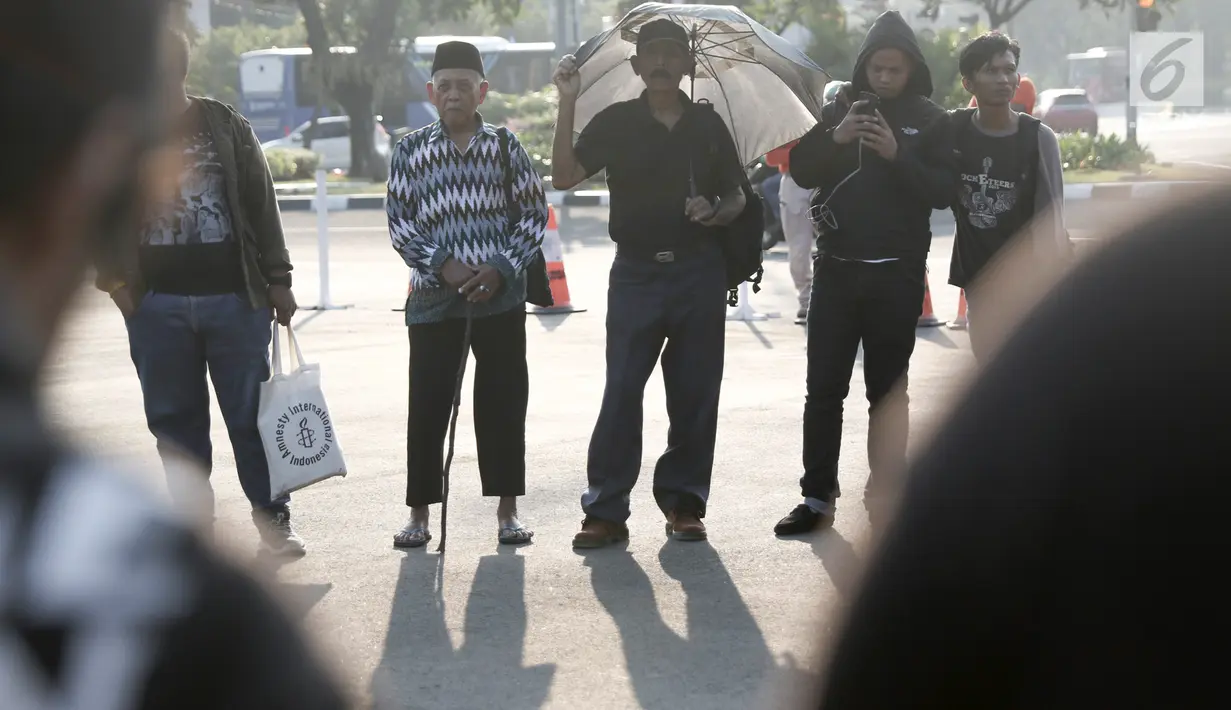 Massa Jaringan Solidaritas Korban untuk Keadilan (JSKK) saat menggelar aksi Kamisan di depan Istana Negara, Jakarta, Kamis (30/8). Aksi ini memasuki yang ke-551. (Liputan6.com/Immanuel Antonius)