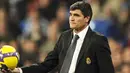 Real Madrid's Spanish head coach Juande Ramos holds the ball during their football match against Valencia at Santiago Bernabeu stadium in Madrid on December 20, 2008. AFP PHOTO/ PIERRE-PHILIPPE MARCOU 