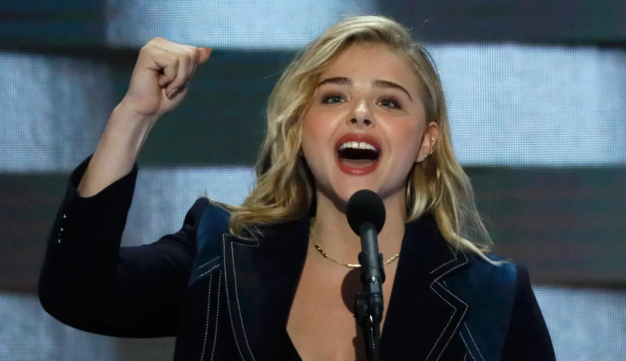 Aktris Chloe Grace Moretz berbicara pada hari terakhir Konvensi Nasional Partai Demokrat di Philadelphia, Pennsylvania, AS, Kamis (28/7). Kekasih Brooklyn Beckham itu merupaakn aktris berusia 19 tahun asal Amerika Serikat. (REUTERS/Mike Segar)