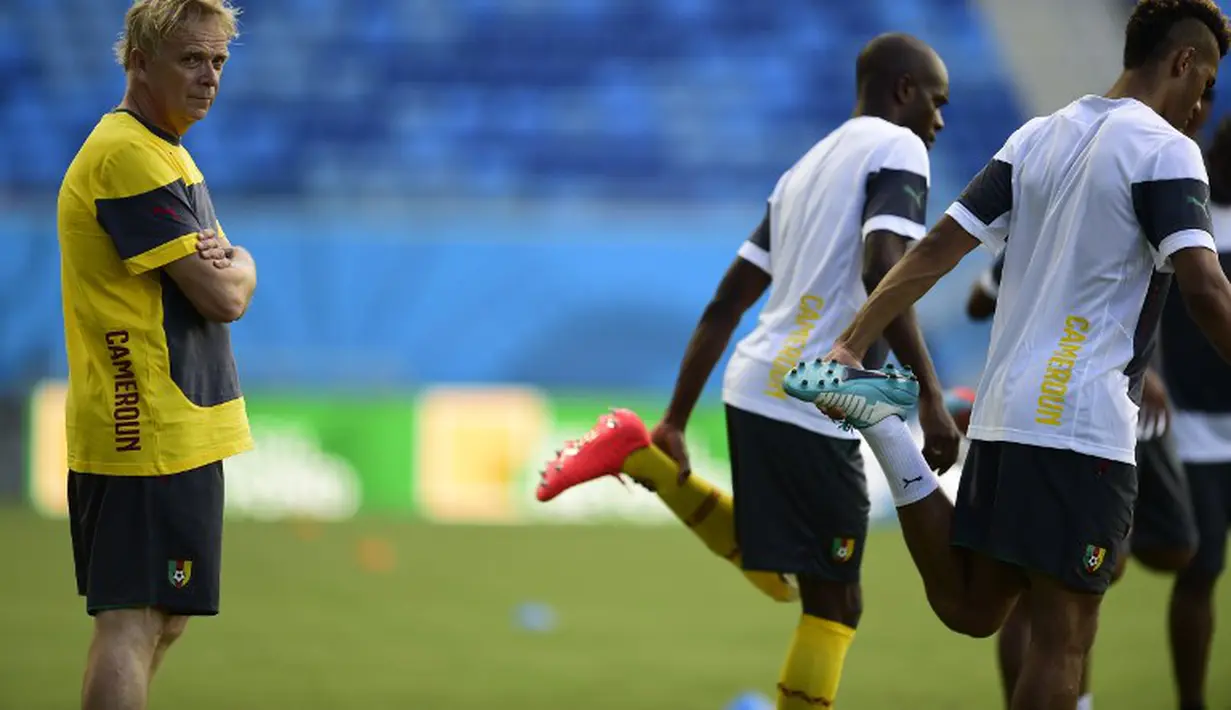 Pelatih Timnas Kamerun Volker Finke memastikan anak asuhnya Samuel Eto'o dan Stephane Mbia dalam kondisi fit, Stadion Natal, Brasil, Kamis (12/06/2014) (AFP Photo/PIERRE-PHILIPPE MARCOU)