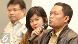 Kepala Dinas Kebersihan DKI Jakarta Isnawa Adji bersama Indonesian Centre for Environmental Law Margaretha Quina saat menjadi pembicara dalam diskusi Low Carbon Technology for Solid Waste Management, Jakarta (6/1). (Liputan6.com/Immanuel Antonius)