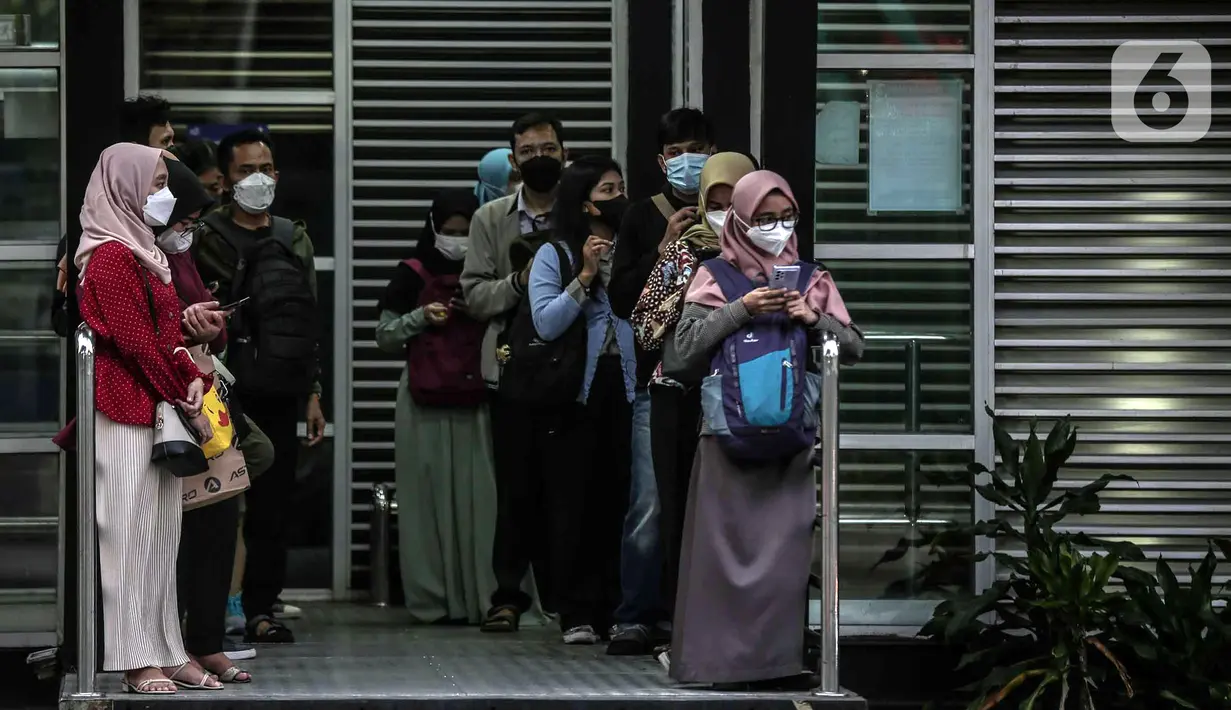 Calon penumpang menunggu bus di halte Transjakarta kawasan Jalan Thamrin, Jakarta, Selasa (17/5/2022). Presiden Joko Widodo atau Jokowi mengumumkan kebijakan pelonggaran penggunaan masker karena situasi pandemi COVID-19 di Indonesia sudah menunjukkan perbaikan. (Liputan6.com/Faizal Fanani)