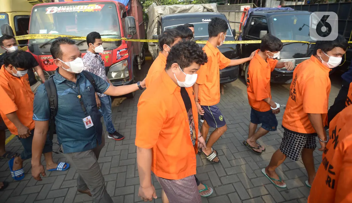 Tersangka dihadirkan saat Dirtipidter Bareskrim Polri menggelar perkara kasus penyalahgunaan LPG bersubsidi  dengan cara menyuntikkan gas 3 kilogram bersubsidi ke tabung gas ukuran 5,5 kilogram, 12 kilogram, dan 50 kilogram di Jakarta, Jumat (15/7/2022). (merdeka.com/Imam Buhori)