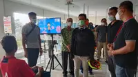 Proses vaksinasi skuad Persis Solo yang ikut dikunjungi Wali Kota Surakarta, Gibran Rakabuming Raka. (Bola.com/Vincentius Atmaja)