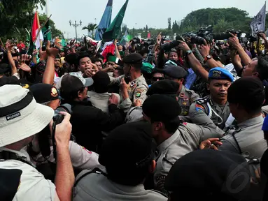 Ratusan anggota Himpunan Mahasiswa Indonesia memblokir Jalan Medan Merdeka, Jakarta, Rabu (19/11/2014). (Liputan6.com/Johan Tallo)
