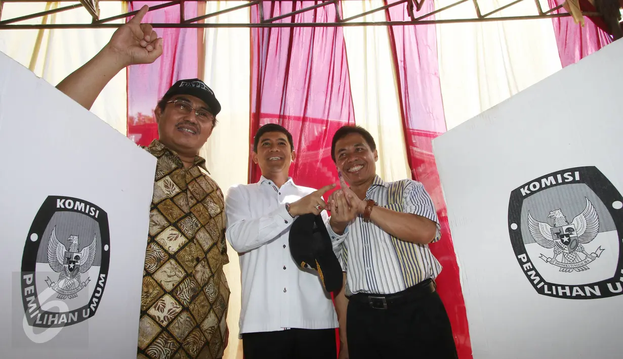 Ketua DKPP Jimly Asshiddiqie, Menpan RB Yuddy Chrisnandi, Walikota Depok Nur Mahmudi Ismail (ki-ka) memantau TPS Kampung Pilkada RW 03 di Depok, Jawa Barat, Rabu (9/12). (Liputan6.com/Immanuel Antonius)