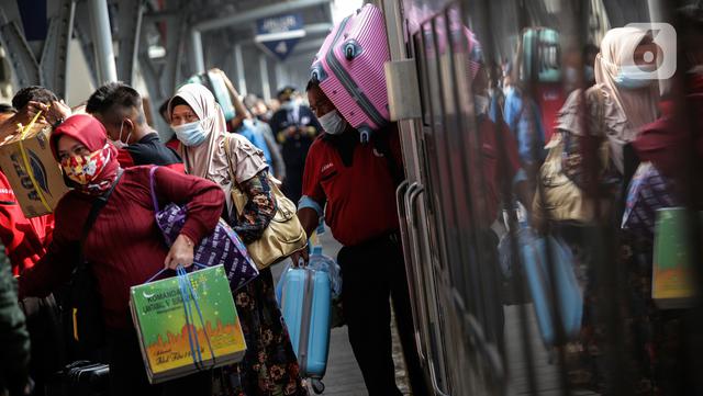 Pemudik tiba di Stasiun Senen, Jakarta, Minggu (23/5/2021). Plt Kepala Dinas Dukcapil DKI Budi Awaludin mencatat hingga hari Sabtu, 22 Mei 2021, atau sepekan arus balik Lebaran, jumlah warga yang tiba di Jakarta sudah mencapai angka 27.160 orang. (Liputan6.com/Johan Tallo)