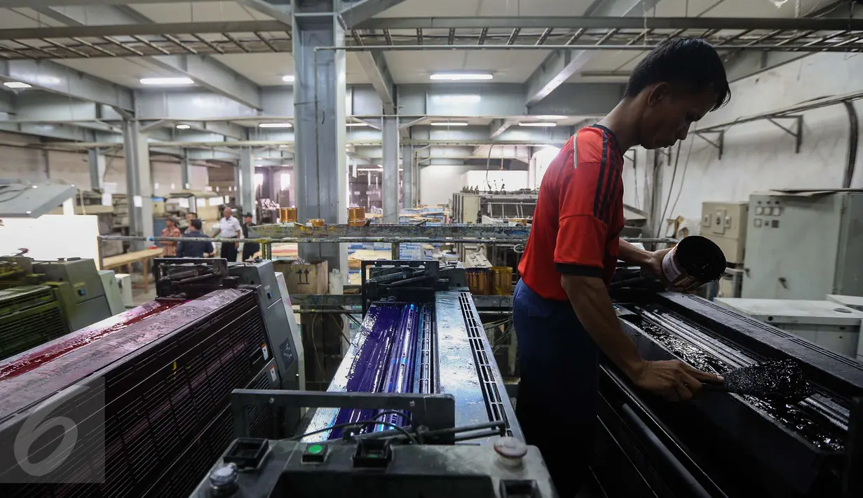Pekerja mengisi tinta saat menyelesaikan pencetakan surat suara Pilkada di Provinsi Banten di Kawasan Industri Pulo Gadung, Jakarta, Rabu (11/1). Proses cetak tersebut memakan waktu selama empat hari, pada 11-14 Januari 2017. (Liputan6.com/Faizal Fanani)