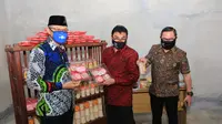 Direktur Utama LPDB KUMKM, Supomo saat mengunjungi Rumah Produksi Snack Jadul Arumanis H. Ardi, di Kabupaten Sleman, Yogyakarta, Selasa (25/8).