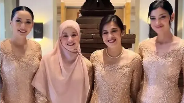 Natasha Risky (tengah) memakai kebaya syar'i (Foto: Fimela)