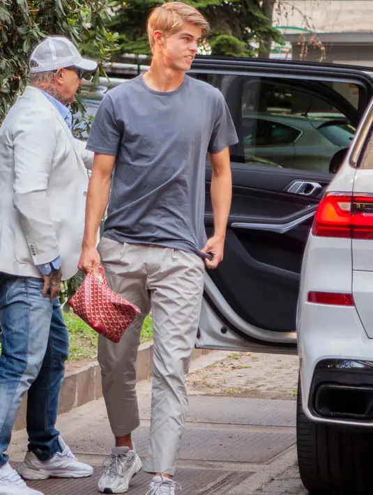 <p>Charles De Ketelaere tiba untuk melakukan pemeriksaan medis di Milan, Italia, Selasa (2/8/2022). Melansir dari Sky Sport Italia, AC Milan dan Club Brugge disebut menyepakati nominal sebesar 36 juta euro (sekitar Rp 549,4 miliar) untuk transfer Charles De Ketelaere. (LaPresse via AP)</p>