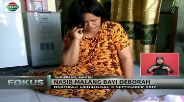 Bayinya meninggal dunia, orangtua Debora meratapi kesedihan sambil melipat baju bayi malang tersebut.