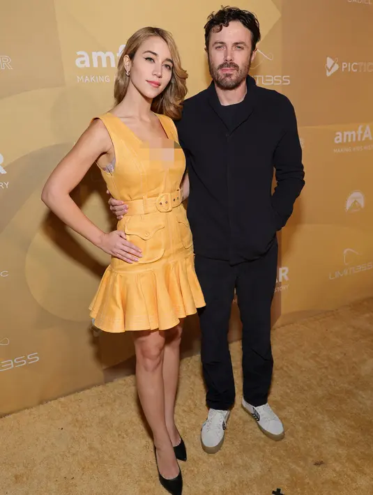 <p>Casey Affleck (kanan) dan Caylee Cowan tiba untuk amfAR Gala Los Angeles 2022 di Pacific Design Center, West Hollywood, California, Amerika Serikat, 3 November 2022. Aktor 47 tahun itu berpose dengan pacar aktris berusia 24 tahun di gala tahunan. (Matt Winkelmeyer/Getty Images for amfAR/AFP)</p>