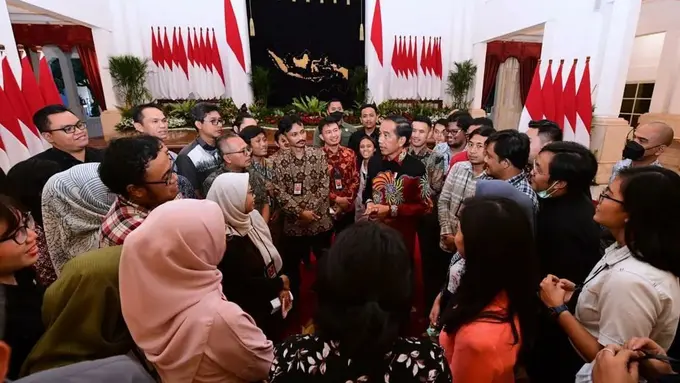 Jokowi Kenakan Batik Madura Jadi Sorotan Saat Makan Bareng Wartawan