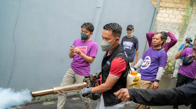 Kawani Bogor melakukan kegiatan pengasapan (fogging) untuk mencegah berkembangnya demam berdarah dengue di Kota Bogor, Jawa Barat. Kegiatan ini dilakukan karena tren peningkatan DBD dalam tiga bulan terakhir.