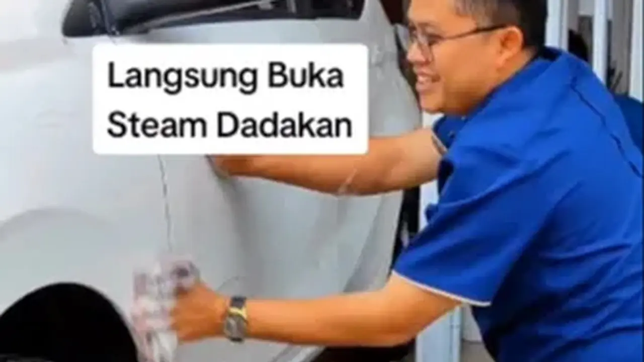Totalitas, Sales Mobil Ini Rela Jadi Tukang Cuci Dadakan Demi Kepuasan Konsumen