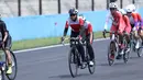 Atlet ParaCycling, Ni Mal Maghfiroh (pilot) dan Sri Sugiyanti (B) saat laga di nomor Womens B Road Race Asian Para Games 2018 di Sirkuit Sentul, Selasa (9/10). Ni Mal Maghfiroh dan Sri Sugiyanti berhasil meraih perak. (Liputan6.com/Helmi Fithriansyah)