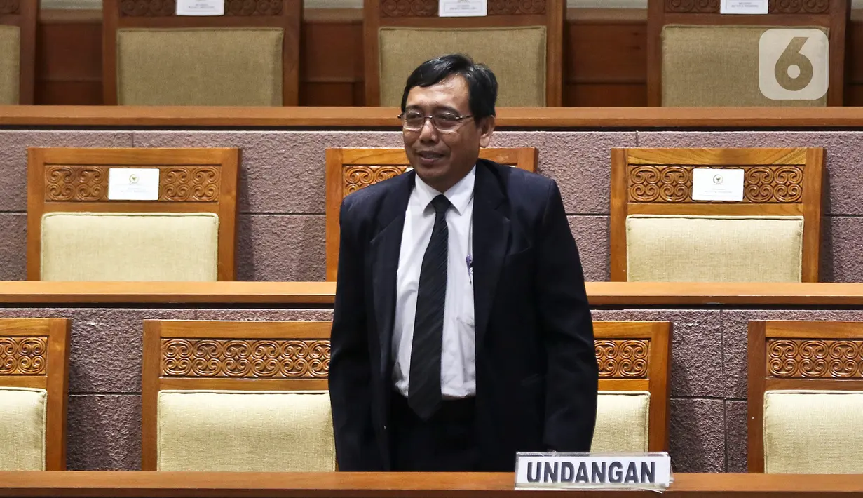 Ketua KPU Bali, I Dewa Kade Wiarsa Raka Sandi menghadiri rapat paripurna ke-11‬‬ masa persidangan 2 tahun 2019-2020 di Kompleks Parlemen, Senayan, Kamis (27/2/2020). DPR mengesahkan Raka Sandi menjadi komisioner KPU menggantikan Wahyu Setiawan yang terjerat kasus suap. (Liputan6.com/Johan Tallo)