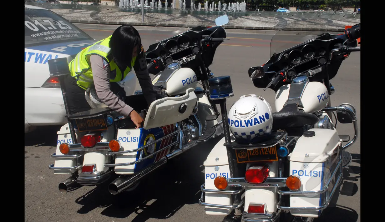 Polwan dengan motor besar menepi di kawasan Bundaran HI, Jakarta, Rabu (18/3/2015). Polda Metro Jaya kekurangan sepeda motor voorijder untuk pelayanan publik dan operasional mengatasi kemacetan. (Liputan6.com/Faizal Fanani)