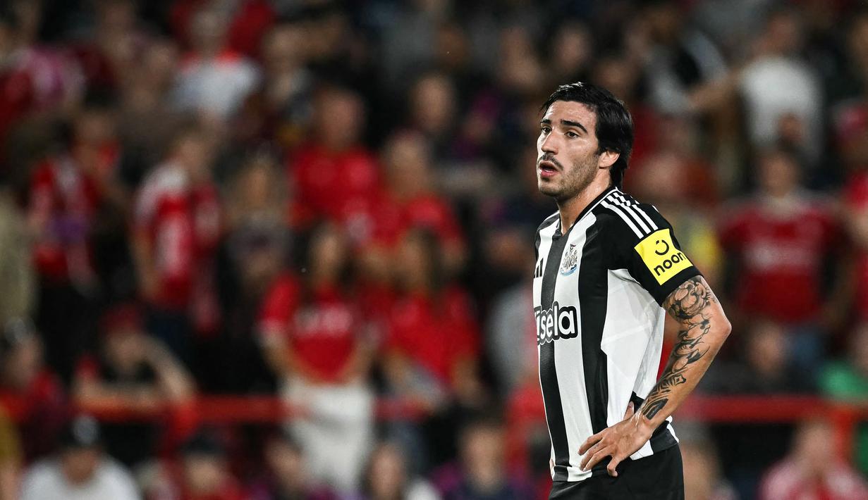 Pemain Newcastle, Sandro Tonali saat laga Carabao Cup 2024/2025 melawan Nottingham Forest di City Ground, Nottingham, Inggris, Kamis (29/08/2024) WIB. (AFP/Paul Ellis)