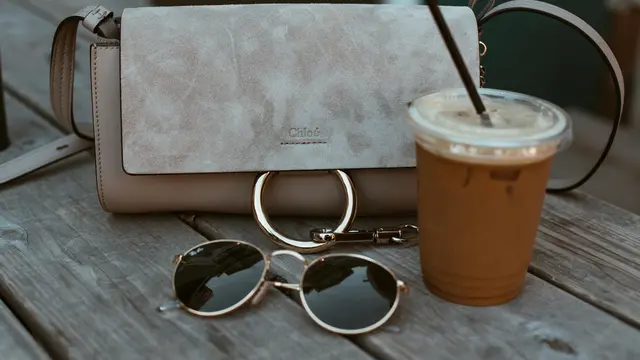 Apabila ada noda di tas, harus cepat dibersihkan