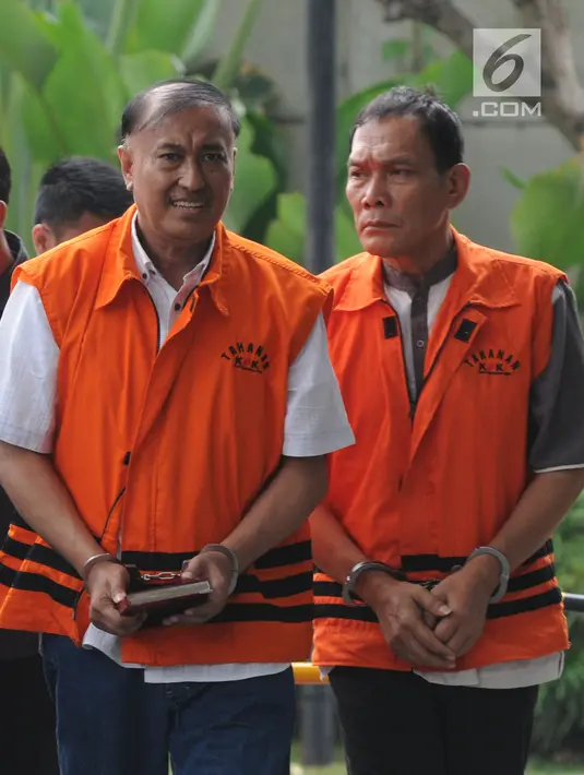 Anggota DPR RI nonaktif Markus Nari dan Hakim PN Balikpapan Kayat tiba di gedung KPK, Jakarta, Kamis (4/7/2019). Markus diperiksa terkait dugaan korupsi pengadaan E-KTP sedangkan Kayat terkait suap memengaruhi vonis bebas sudarman yang menjadi terdakwa kasus pemalsuan surat.(merdeka.com/Dwi Narwoko)
