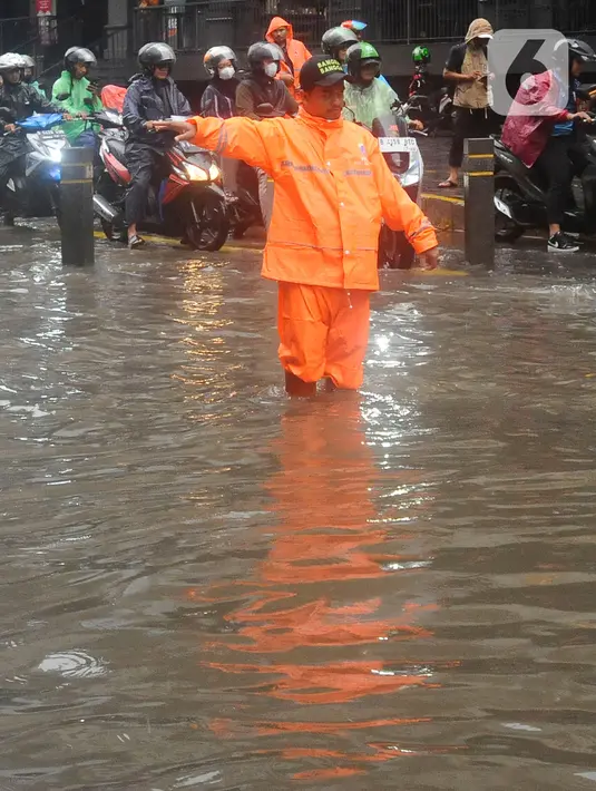 Adapun sejumlah petugas BPBD DKI Jakarta berada di lokasi. Termasuk petugas Satpol PP yang mengatur lalu lintas. (merdeka.com/Arie Basuki)