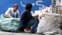 Pemulung membersihkan botol-botol plastik yang diambil dari tumpukan sampah di Pintu Air Manggarai, Jakarta, Jumat (26/4). Selanjutnya, botol-botol plastik bekas minuman kemasan ini akan dijual ke pengepul. (Liputan6.com/Helmi Fithriansyah)