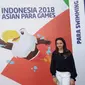 Shelina Galby menyaksikan para renang Asian Para Games 2018 di Stadion Akuatik GBK, Senin (8/10/2018). (Liputan6.com/Cakrayuri Nuralam)