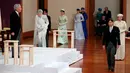 Putra Mahkota Naruhito (kanan) berjalan melewati Kaisar Akihito (kiri) saat upacara turun takhta Kaisar Akihito di Istana Kekaisaran, Tokyo, Jepang, Jumat (30/4/2019). Setelah pengunduran diri Akihito, kekaisaran Jepang akan dipimpin oleh Naruhito. (Japan Pool via AP)
