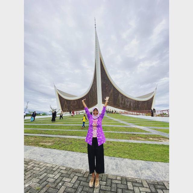 7 Potret Ayu Kartika Dewi, Stafsus Jokowi yang Gelar Pernikahan Beda Agama