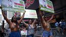 Sejumlah wanita berpartisipasi dalam parade GoTopless di Manhattan, New York City, Minggu (23/8/2015). Aksi tersebut menuntut persamaan hak untuk bertelanjang dada seperti pria. (Kena Betancur/Getty Images/AFP)