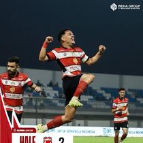 Pemain Madura United, Lulinha melakukan selebrasi usai mencetak gol ke gawang Semen Padang pada ajang BRI Super League 2025/2026. (X/Madura United)