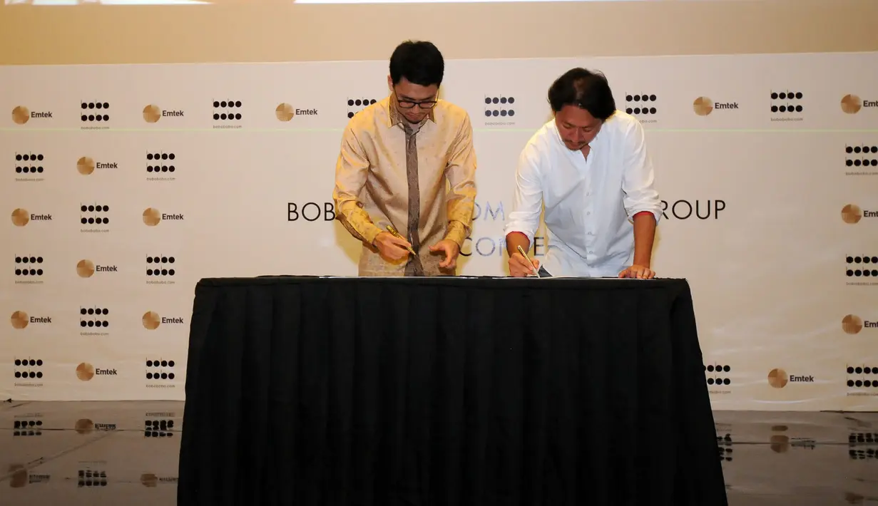 Direktur Utama EMTEK Grup, R. Alvin Widarta Sariaatmadja (kiri) bersama dengan Jimmy Akili, CEO dan pendiri Bobobobo.com bersiap menandatangani nota kerjasama di SCTV Tower, Jakarta, Rabu (29/4/2015). (Liputan6.com/Helmi Fithriansyah)