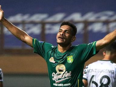 Selain di Timnas, Ricky Kambuaya juga berhasil tampil mengagumkan di BRI Liga 1 bersama Persebaya Surabaya. Pemain berusia 25 tahun tersebut berhasil mengemas tiga gol hingga pekan keenam ini. (Bola.com/Bagaskara Lazuardi)