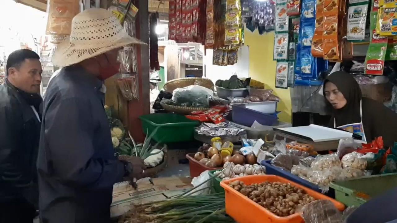 Sejumlah petugas Dinas Koperasi, UKM dan Perdagangan Perindustrian Tasikmalaya tengah melakukan pengecekan sejumlah harga komoditas menjelang libur nataru.