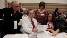 Para petugas meneliti kembali surat suara pemilu saat penghitungan ulang surat suara pemilihan Presiden AS di Waterford Township, Michigan, Amerika Serikat (5/12). Hal tersebut dilakukan karena munculnya laporan kecurangan. (Reuters/Rebecca Cook)