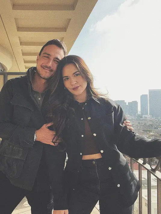 Dalam kesempatan yang lain, tampak Raisa kembali mengenakan high-waisted jeans yang kali ini berwarna hitam. Kali ini untuk innerwear, Raisa memilih mengenakan crop top berwarna cokelat, yang kemudian dilayer dengan double-breasted jacket yang juga berwarna hitam. Foto: Instagram.