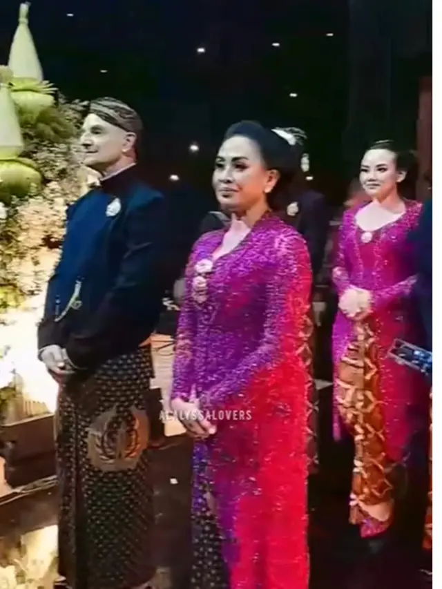 8 Potret Keluarga Al Ghazali-Alyssa Daguise di Ngunduh Mantu, Bergaya Adat Jawa