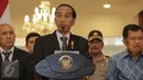 Presiden Jokowi saat memberi keterangan pers ditemani wakil Presiden Jusuf Kalla di Bandara Halim Perdana Kusuma, Jakarta, Sabtu (24/10/2015). Jokowi ingin melihat langsung perkembangan ekonomi digital dan kreatif di AS. (Liputran6.com/Faizal Fanani)